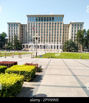 Studenten, die vor dem Haupteingang des Tsinghua-Universitätsgebäudes in Peking, China, Rad fahren Stockfoto