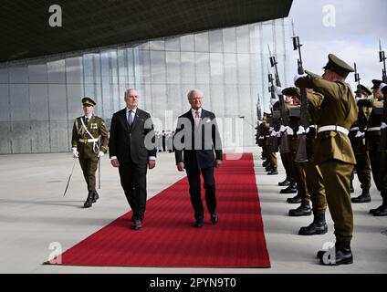 Tartu, Estland. 04. Mai 2023. TARTU 20230504King Carl Gustaf und der estnische Präsident Alar Karis bei der Abschiedszeremonie nach dem Besuch im Estnischen Nationalmuseum Tartu, Estland. Das königliche Paar ist am 2-4. Mai 2023 zu einem offiziellen Besuch in Estland. Foto: Pontus Lundahl/ TT/Code 10050 Kredit: TT News Agency/Alamy Live News Stockfoto