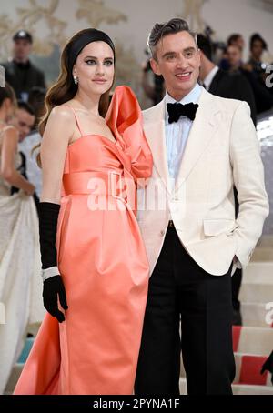 New York, USA. 1. Mai 2023. Guillaume Henry und Allison Williams kommen im Met Gala 2023, dem Metropolitan Museum of Art, New York an. Dieses Jahr Stockfoto