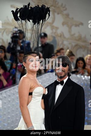 New York, USA. 1. Mai 2023. Pierpaolo Piccioli und Florence Pugh Ankunft im Met Gala 2023, Metropolitan Museum of Art, New York. Dieses Jahr Stockfoto