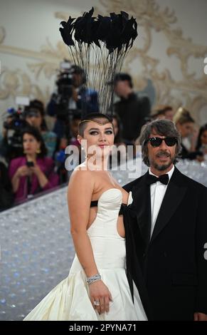 New York, USA. 1. Mai 2023. Pierpaolo Piccioli und Florence Pugh Ankunft im Met Gala 2023, Metropolitan Museum of Art, New York. Dieses Jahr Stockfoto