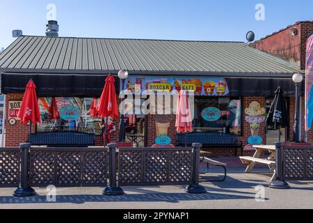 Bryson, North Carolina, USA - 19. April 2023: In der Innenstadt neben dem Bahnhof befindet sich das Boxcar Cafe mit Sitzgelegenheiten im Freien. Stockfoto