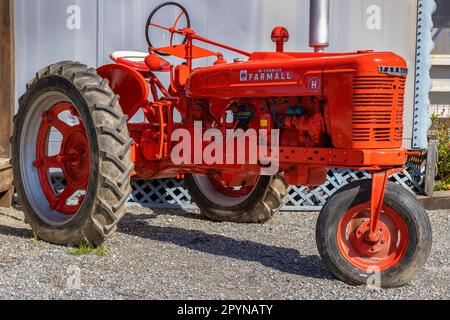Bryson, North Carolina, USA - 19. April 2023: Hinter dem Bahnhof befindet sich ein alter Farmall Tractor. Stockfoto