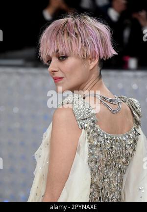 New York, USA. 1. Mai 2023. Marion Cotillard, Ankunft im Met Gala 2023, dem Metropolitan Museum of Art, New York. Dieses Jahr ist das Thema Karl Lager Stockfoto