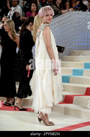 New York, USA. 1. Mai 2023. Marion Cotillard, Ankunft im Met Gala 2023, dem Metropolitan Museum of Art, New York. Dieses Jahr ist das Thema Karl Lager Stockfoto