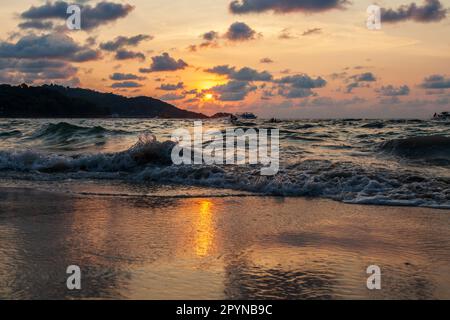 Unglaublich malerische Landschaft mit Blick auf die Wellen im Meer und die Bronzesonne zur goldenen Stunde bei Sonnenuntergang in thailand auf der Insel ph Stockfoto