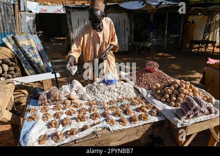 NIGER, Niamey, Market, Baobab Fruit and arabic GUM, ein Baumharz aus Tree Acacia senegal, das in der Sahel-Region vorkommt und in der Lebensmittel- und Getränkeindustrie als Stabilisator für Coca Cola, Pepsi und andere verwendet wird; Mit der EU-E-Nummer E414, hat aber auch medizinische Anwendungen / Verkauf von weißer Baobab Frucht und Gummi arabicum, ein wichtiger Zusatzstoff E 414 für Lebensmittel- und Getränkeindustrie u.a. als Stabilisator in Coca Cola Stockfoto