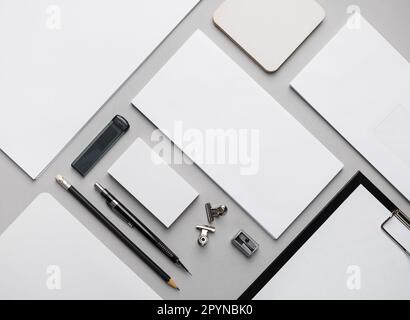Leeres Schreibwaren-Set mit Branding. Vorlage für Ihr Design. Flach verlegt. Stockfoto