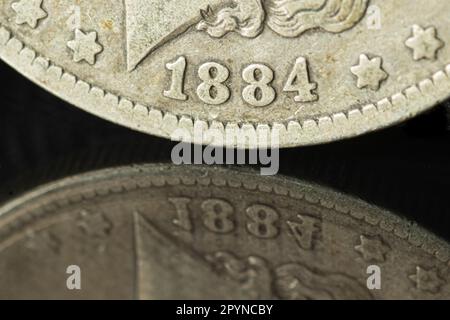 1884 Morgan Silver Dollar vor schwarzem Hintergrund mit Spiegelung Stockfoto