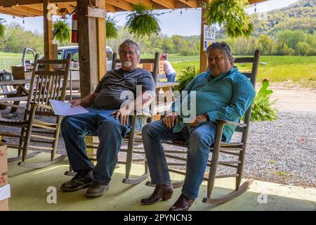 Bryson, North Carolina, USA - 19. April 2023: Zwei Bauern, die sich auf dem Darnell Farms Open-Air-Markt in Schaukelstühlen entspannen. Stockfoto