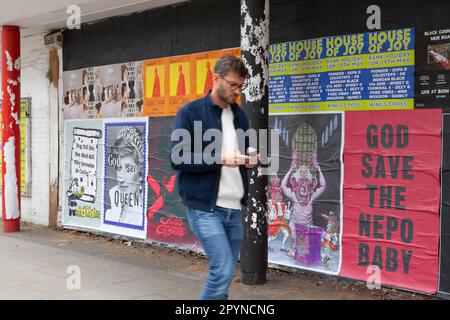 London, Großbritannien. 4. Mai 2023. Auf der Theobalds Road bei Holborn protestieren republikanische Plakate gegen die Monarchie und die Kosten der Krönung. Die Krönung von König Karl III. Findet am Samstag, den 6. Mai statt, aber nicht jeder im Vereinigten Königreich unterstützt die Monarchie, und viele sind unzufrieden mit den Kosten der Feierlichkeiten während der Lebenshaltungskostenkrise. Kredit: Anna Watson/Alamy Live News Stockfoto