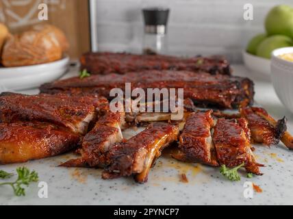 Honigglasierte Grillrippchen auf einem Schneidebrett Stockfoto