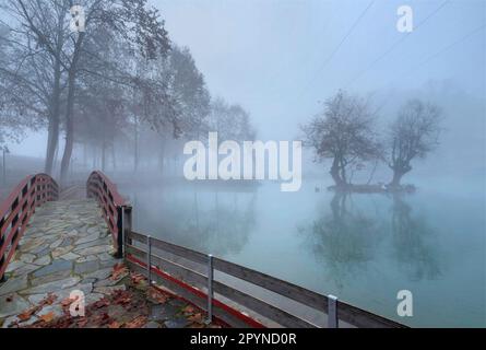 Foto in Vryssi Tyrnavou, einem malerischen kleinen See und einem schönen Erholungsgebiet in der Nähe von Tyrnavos, Larissa, Thessalien, Griechenland. Stockfoto