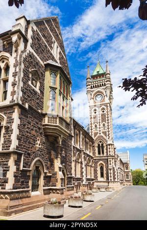 Dunedin, Neuseeland - 3. Januar 2010: Registrierungsgebäude der University of Otago mit Uhrturm Stockfoto