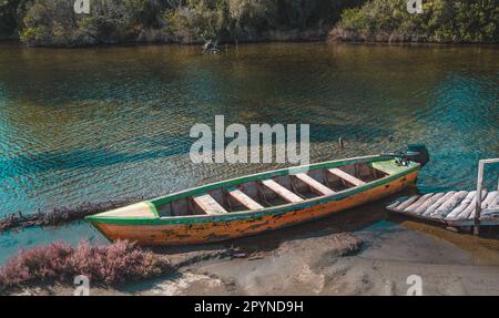 Altes Boot Divjake-Karavasta Nationalpark in Albanien. Wunderschöne Landschaft. Reisekonzept Stockfoto