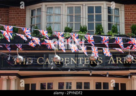 Windsor, Berkshire, Großbritannien. 4. Mai 2023. Bunting vor dem Carpenters Arms Pub. Pubs in Windsor bereiten sich auf ein geschäftiges Wochenende für die Krönungsfeier vor Stockfoto