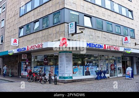 Wirtschaft, Logo, Firmenname, Medizinhandel: Schriftzug des Unternehmens Medicon Apotheke auf der Fassade Stockfoto