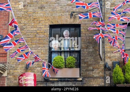 Windsor, Berkshire, Großbritannien. 4. Mai 2023. Karton-Ausschnitte von Charles und Camilla im Fenster des Pubs Two Brewers. Pubs in Windsor bereiten sich auf ein geschäftiges Wochenende für die Krönungsfeier vor Stockfoto