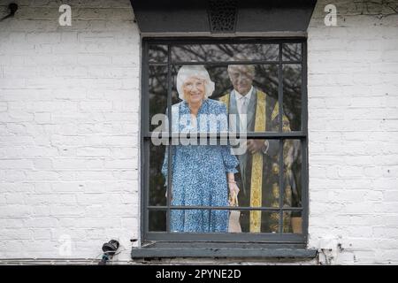 Windsor, Berkshire, Großbritannien. 4. Mai 2023. Karton-Ausschnitte von Charles und Camilla in einem Pub-Fenster. Pubs in Windsor bereiten sich auf ein geschäftiges Wochenende für die Krönungsfeier vor Stockfoto