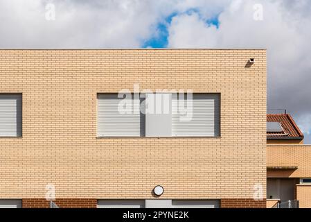 Neue Einfamilienhäuser aus Ziegelsteinen am Stadtrand. Marchamalo, Guadalajara. Immobilien, nachhaltiges Bauen und Investitionen Stockfoto