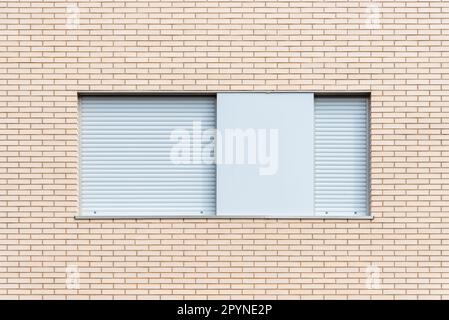 Neue Einfamilienhäuser aus Ziegelsteinen am Stadtrand. Marchamalo, Guadalajara. Immobilien, nachhaltiges Bauen und Investitionen Stockfoto