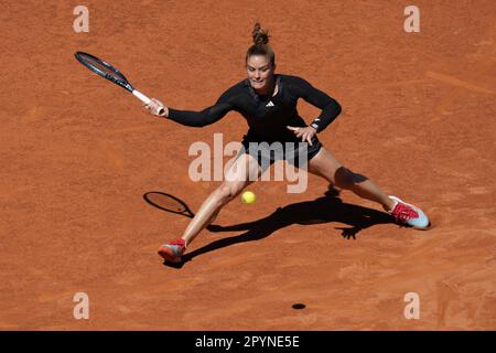 Madrid, Spanien. 04. Mai 2023. Maria Sakkari aus Griechenland gibt am Donnerstag, den 4. Mai, im Caja Magica-Stadion in Madrid, Spanien, während des Halbfinalspiels der Mutua Madrid Open einen Schuss nach Aryna Sabalenka aus Belarus zurück. 2023. Foto: Paul Hanna/UPI Credit: UPI/Alamy Live News Stockfoto