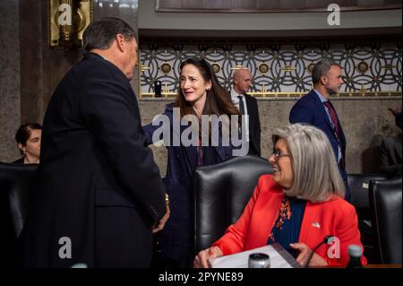 Avril D. Haines, Zentrum, Direktor des nationalen Geheimdienstes spricht mit Senator Mike Rounds (Republikaner von South Dakota), links, Und US-Senator Joni Ernst (Republikaner von Iowa), richtig, als sie zu einer Anhörung des Senatsausschusses für bewaffnete Dienste eintrifft, um die weltweiten Bedrohungen im Dirksen Senate Office Building in Washington, DC, am Donnerstag, den 4. Mai 2023 zu untersuchen. Kredit: Rod Lamkey/CNP/MediaPunch Kredit: MediaPunch Inc/Alamy Live News Stockfoto