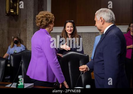 Avril D. Haines, Zentrum, Direktor des nationalen Geheimdienstes spricht mit Senatorin Jeanne Shaheen (Demokrat von New Hampshire), links, Und US-Senator Jack Reed (Demokrat von Rhode Island), Vorsitzende des US-Senatskomitees für bewaffnete Dienste, richtig, als sie zu einer Anhörung des Senatskomitees für bewaffnete Dienste ankommt, um die weltweiten Bedrohungen im Dirksen Senatbürogebäude in Washington, DC, zu untersuchen, Donnerstag, 4. Mai 2023. Kredit: Rod Lamkey/CNP/MediaPunch Kredit: MediaPunch Inc/Alamy Live News Stockfoto