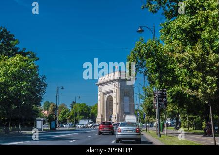 Autobahn in der Nähe des Arcul de Triumf. Der Triumphbogen befindet sich an der Kiseleff Road im nördlichen Teil von Bukarest, Rumänien. Stockfoto