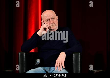 Hans-Jürgen „Hansi“ Kreische bei 70 Jahre Dynamo Dresden - Schwarz Gelb Podcast & Geburtstags-LIVE Talk im Filmtheater Schauburg. Dresden, 12.04.2023 Stockfoto