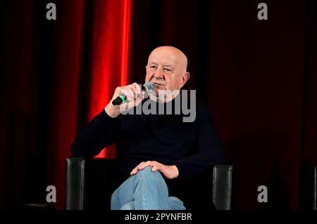 Hans-Jürgen „Hansi“ Kreische bei 70 Jahre Dynamo Dresden - Schwarz Gelb Podcast & Geburtstags-LIVE Talk im Filmtheater Schauburg. Dresden, 12.04.2023 Stockfoto