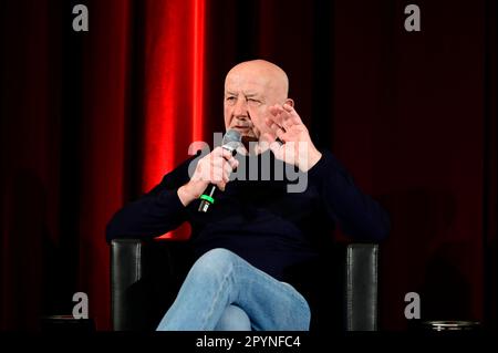 Hans-Jürgen „Hansi“ Kreische bei 70 Jahre Dynamo Dresden - Schwarz Gelb Podcast & Geburtstags-LIVE Talk im Filmtheater Schauburg. Dresden, 12.04.2023 Stockfoto