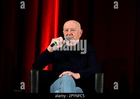 Hans-Jürgen „Hansi“ Kreische bei 70 Jahre Dynamo Dresden - Schwarz Gelb Podcast & Geburtstags-LIVE Talk im Filmtheater Schauburg. Dresden, 12.04.2023 Stockfoto