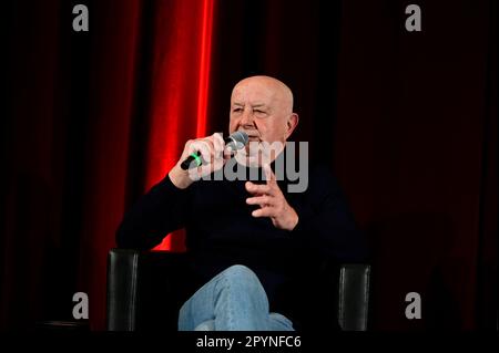 Hans-Jürgen „Hansi“ Kreische bei 70 Jahre Dynamo Dresden - Schwarz Gelb Podcast & Geburtstags-LIVE Talk im Filmtheater Schauburg. Dresden, 12.04.2023 Stockfoto