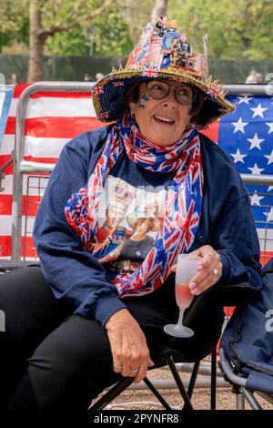 Drei Tage vor der Krönung von König Karl III. Erwartet ein amerikanischer Royalist aus Connecticut, der bereits mehrere Nächte in der Nähe des Buckingham Palace in der Mall zeltet, das große Ereignis am Samstag, den 6. Mai, am 4. Mai 2023 in London, England. Stockfoto