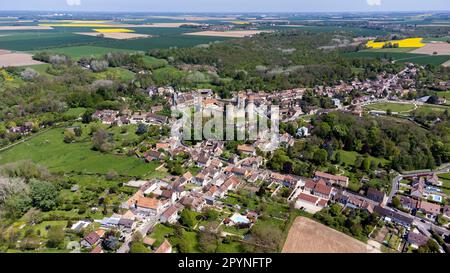 Luftaufnahme der französischen Burg Blandy les Tours in seine et Marne - mittelalterliche Feudalfestung mit einem sechseckigen Gehege, geschützt durch eine große Runde Stockfoto