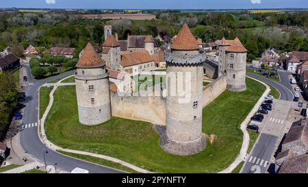 Luftaufnahme der französischen Burg Blandy les Tours in seine et Marne - mittelalterliche Feudalfestung mit einem sechseckigen Gehege, geschützt durch eine große Runde Stockfoto