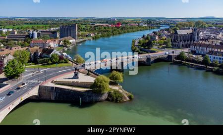 Luftaufnahme des Legion of Honor Square mit einer Statue von Napoleon zwischen den Flüssen seine und Yonne in der Stadt Montereau Fault Yonne Stockfoto