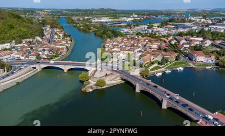 Luftaufnahme des Zusammenflusses zwischen der seine und der Yonne mit verschiedenen Farben der Wassermischung in der Stadt Montereau Fault Yonne in seine e Stockfoto