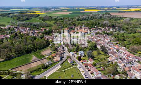 Luftaufnahme der französischen Burg Blandy les Tours in seine et Marne - mittelalterliche Feudalfestung mit einem sechseckigen Gehege, geschützt durch eine große Runde Stockfoto