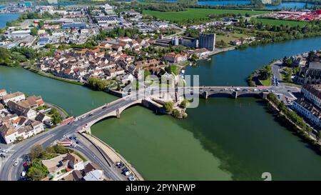 Luftaufnahme des Zusammenflusses zwischen der seine und der Yonne mit verschiedenen Farben der Wassermischung in der Stadt Montereau Fault Yonne in seine e Stockfoto