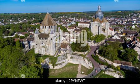 Luftaufnahme der Tour César („Caesar Tower“) in Provins, einer mittelalterlichen Stadt in seine et Marne, Frankreich - achteckiger Kerker mit einer quadratischen Basis oben auf Stockfoto