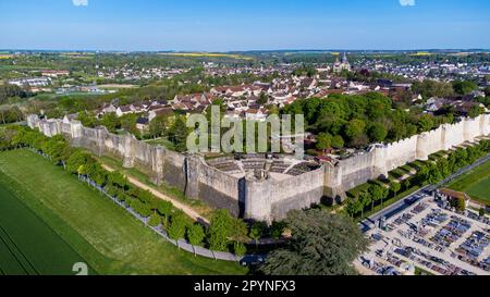 Luftaufnahme der Festungsmauern von Provins, einer mittelalterlichen Stadt, in der eine der größten Champagnermessen heute in seine et Marne, Frankreich, stattfand - Stockfoto