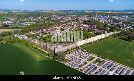 Luftaufnahme der Festungsmauern von Provins, einer mittelalterlichen Stadt, in der eine der größten Champagnermessen heute in seine et Marne, Frankreich, stattfand - Stockfoto