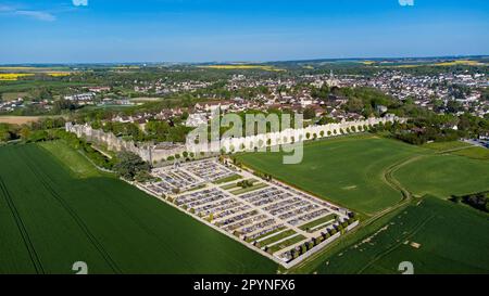 Luftaufnahme der Festungsmauern von Provins, einer mittelalterlichen Stadt, in der eine der größten Champagnermessen heute in seine et Marne, Frankreich, stattfand - Stockfoto