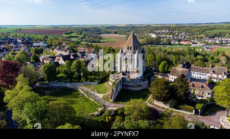 Luftaufnahme der Tour César („Caesar Tower“) in Provins, einer mittelalterlichen Stadt in seine et Marne, Frankreich - achteckiger Kerker mit einer quadratischen Basis oben auf Stockfoto