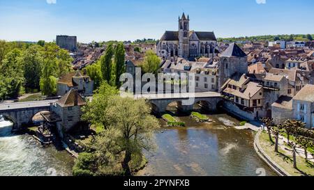 Luftaufnahme der mittelalterlichen Stadt Moret-sur-Loing in seine et Marne, Frankreich - Steinbrücke über den Fluss Loing in Richtung Burgunder Tor Stockfoto