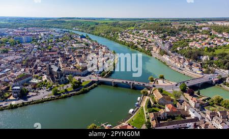 Luftaufnahme des Zusammenflusses zwischen der seine und der Yonne mit verschiedenen Farben der Wassermischung in der Stadt Montereau Fault Yonne in seine e Stockfoto