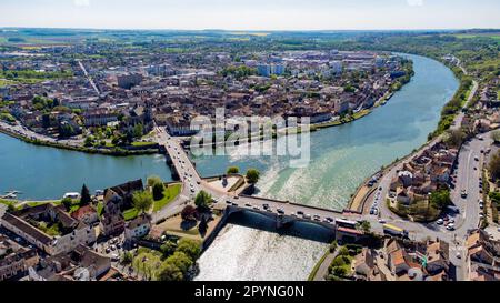 Luftaufnahme des Zusammenflusses zwischen der seine und der Yonne mit verschiedenen Farben der Wassermischung in der Stadt Montereau Fault Yonne in seine e Stockfoto