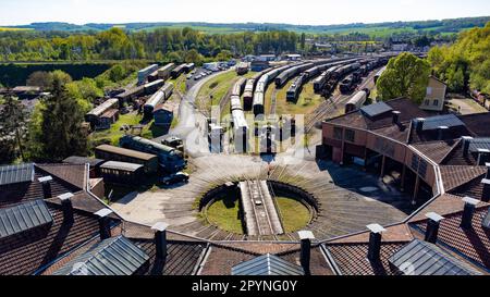 Luftaufnahme des Eisenbahnrundhauses von Longueville in seine et Marne, Frankreich - Drehteller, der die Wartung von Lokomotiven in verschiedenen Werkstätten ermöglicht Stockfoto